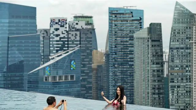 在李光耀领导下，新加坡发展成一个现代工业化经济