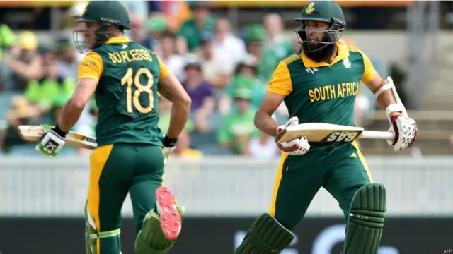 11ویں ورلڈ کپ میں جنوبی افریقہ نے آئرلینڈ کے خلاف ٹاس جیت کر پہلے کھیلنے کا فیصلہ کیا تو آملہ اور ڈوپلیسی نے سنچریاں سکور کیں۔