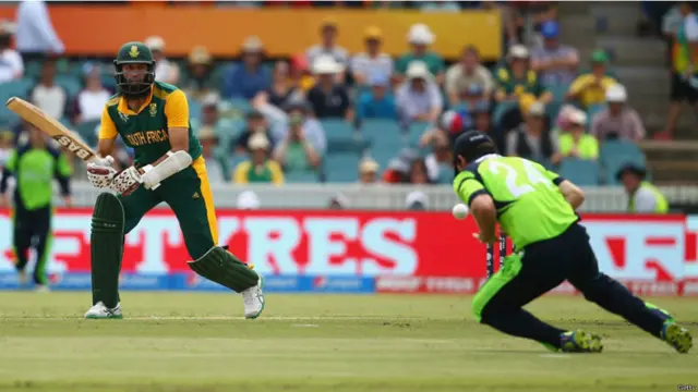 چھٹے اوور میں ایڈ جوائس نے آملہ کا ایک آسان کیچ چھوڑ دیا جو بہت مہنگا ثابت ہوا۔