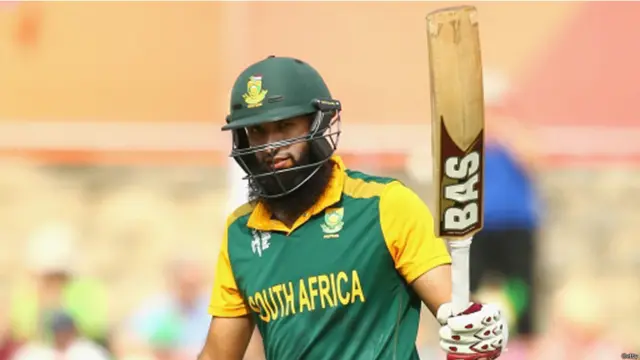 آملہ نے 100 گیندوں پر اپنی سنچری مکمل کی جبکہ وہ بالآخر 159 رنز بناکر آوٹ ہوئے۔ انھوں اپنی اننگز میں 16 چوکے اور چار چھکے بھی لگائے۔