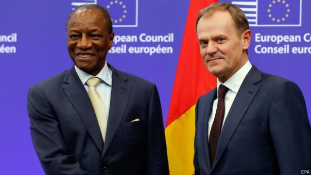 El presidente de Guinea, Alpha Conde (izq.) y el  president del Consejo de la UE, Donald Tusk