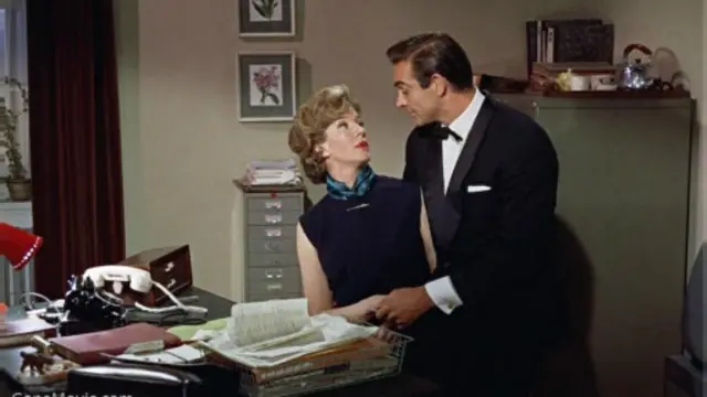 第一部邦德片《诺博士》中的钱小姐与邦德。