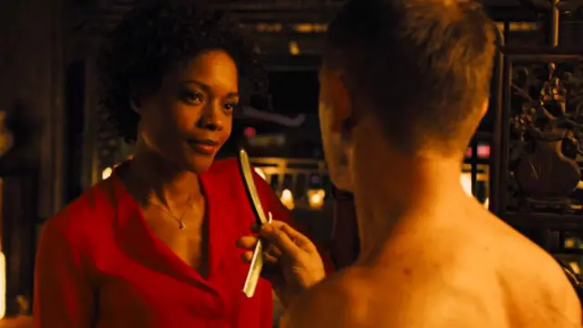 《大破天幕杀机》中钱小姐亲身参与到邦德的行动中去。