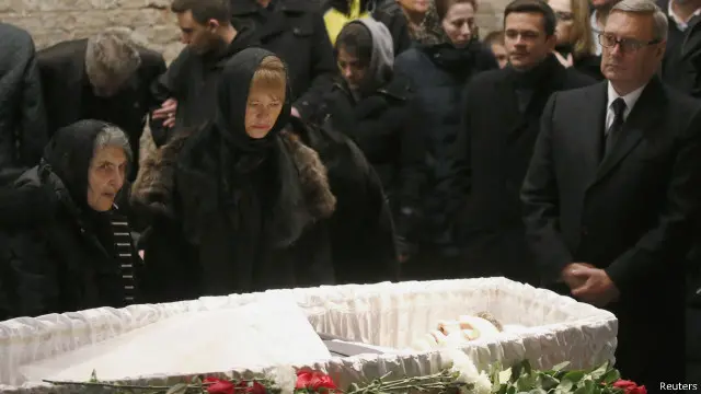 ان کی تدفین بھی ’ٹروکروسکو‘ کے قبرستان میں ہو گی جہاں مقتول صحافی ’اینا پولیکوکیٹا‘ کو 2006 میں دفن کیا گیا تھا