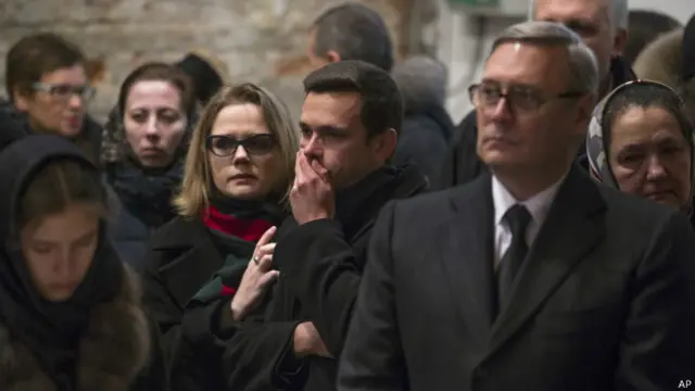 送葬的人们正在莫斯科的萨哈罗夫中心与涅姆佐夫的遗体告别。