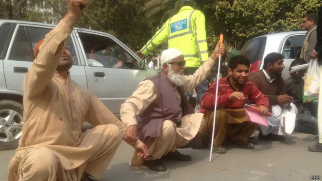 نابینا افراد کا مطالبہ ہے کہ سرکاری ملازمتوں میں نابینا افراد کا کوٹہ دو سے بڑھا کر تین فیصد کیا جائے