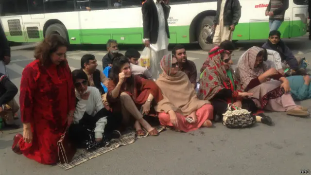 تحریک انصاف کی رہنما عندلیب عباس کا کہنا تھا کہ انھیں جب سے اس اجتجاج کا علم ہوا ہے وہ مظاہرین کے ساتھ احتجاج میں شریک ہیں