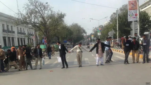 نابینا افراد کے ساتھ اسمبلی کے باہر چیرنگ کراس پر سڑک پر دھرنا دے کر شاہراہ کو بند کردیا