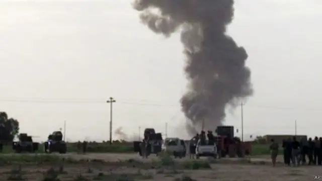 القوات العراقية تدعمها طائرات الجيش والمدفعية في عملية استعادة تكريت.