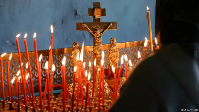 Оппоненты закона об оскорблении верующих считают документ противоречащим конституции, которая провозглашает Россию светским государством и запрещает навязывание любой идеологии