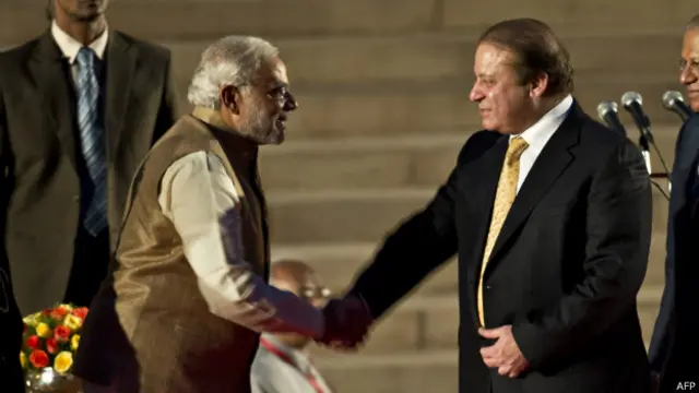 پاکستان کے وزیرِ اعظم نواز شریف دہلی آئے تو ایک لمحے کے لیے لگا کہ دونوں ممالک کے تعلقات میں زبردست تبدیلی آنے والی ہے لیکن تھوڑے دنوں بعد ہی بات چیت بند ہو گئی