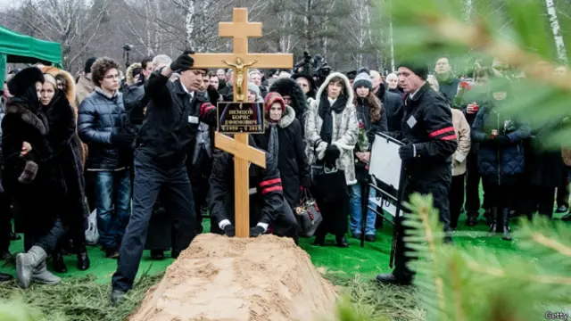 Cientos de personas asistieron al funeral.