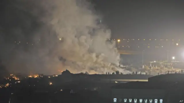 दुबई में गिरे मालवाहक जहाज का मलवा