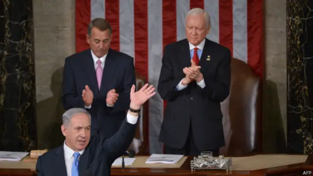 کانگریس کے اراکین اپنی نشستوں پر باربار کھڑے ہوکر ان کے لیے تالیاں بجا رہے تھے