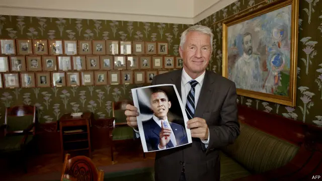 （资料图片）2009年10月9日诺贝尔和平奖委员会主席亚格兰德手持奥巴马照片