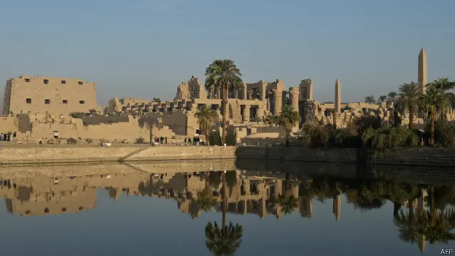 اس ٹرین کو اقصر شہر کے مغرب میں واقع خارجہ نخلستان میں بے یارومددگار حالت میں چھوڑ دیا گیا تھا