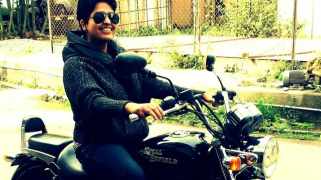 اندوجا نے لکھا ہے کہ میں چشمہ پہنتی ہوں اور اس میں بہت اچھی نہیں لگتی۔