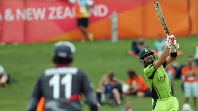 احمد شہزاد نے ابتدا میں قدرے محتاط انداز اپنایا لیکن بعد میں جارحانہ انداز میں کھیلتے ہوئے پاکستان کو اچھی بنیاد فراہم کرنے میں کلیدی کردار ادا کیا۔