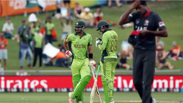 دوسری وکٹ کے لیے احمد شہزاد اور حارث سہیل کے درمیان 160 رنز کی اہم شراکت کے نتیجے میں پاکستان نے متحدہ عرب امارات کے سامنے جیت کے لیے 340 رنز کا مشکل ہدف رکھا۔