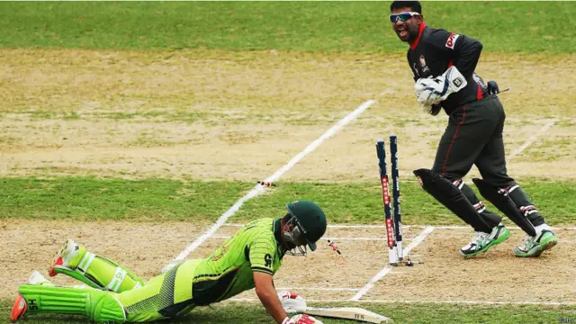 احمد شہزاد اپنی سنچری مکمل نہ کر سکے اور 93 رنز بنانے کے بعد رن آؤٹ ہوگئے۔