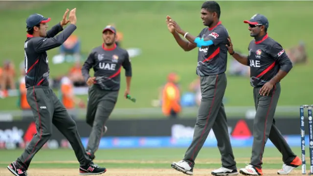 متحدہ عرب امارات نے اننگز کے آخر میں مزید دو وکٹیں لیں لیکن وہ پاکستان کو بڑے سکور تک پہنچنے سے روکنے میں ناکام رہے۔