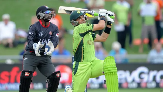 اچھی بنیاد ملنے کے بعد کپتان مصباح الحق نے جارحانہ رخ اپناتے ہوئے 49 گیند پر 65 رنز بنائے جن میں دو چھکے اور چار چوکے شامل تھے۔