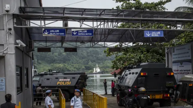 安德鲁·陈与苏库玛朗两人周三（4日）当地时间清晨被从在把里岛的监狱押上装甲囚车。