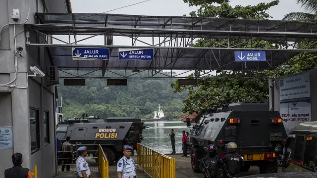 Dua kendaraan lapis baja yang membawa Chan dan Sukumaran di pelabuhan menuju Nusakambangan.