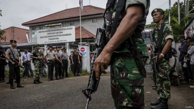 Pelaksanaan eksekusi terhadap sejumlah warga asing di Nusakambangan akan berlangsung dalam waktu dekat. 
