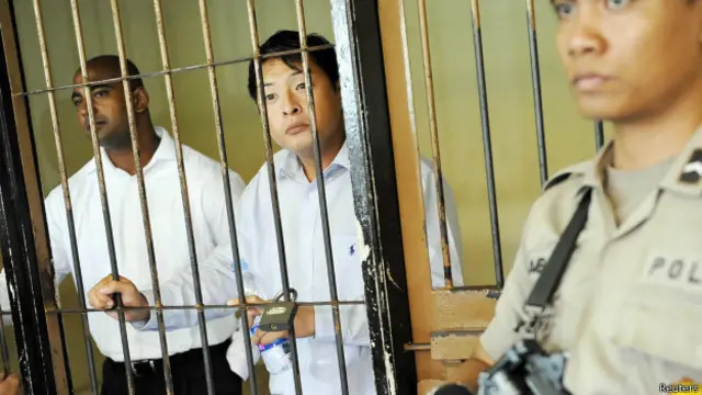 Dua terpidana mati asal Australia telah tiba di Penjara Nusakambangan untuk dieksekusi setelah dipindahkan dari Kerobokan, Bali.