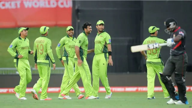 اس کے بعد سہیل خان نے کرشن چندرن کو صفر پر آؤٹ کر دیا اس طرح 25 رنز پر متحدہ عرب امارات کے تین کھلاڑی آؤٹ ہو گئے۔