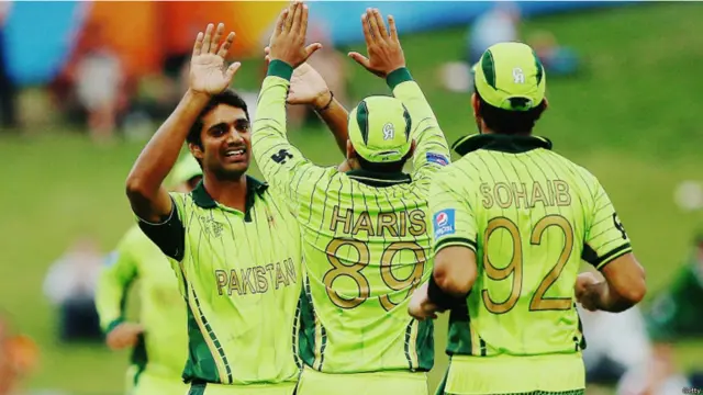 ایک بڑے سکور کا تعاقب کرتے ہوئے متحدہ عرب امارات کا آغاز اچھا نہ رہا اور 19 رنز پر اس کے دونوں اوپنرز آؤٹ ہو چکے تھے۔ پہلی وکٹ راحت علی نے امجد علی کو بولڈ کرکے حاصل کی۔