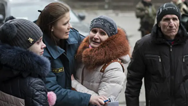 खान में दबे लोगों का परिजनो को इंतजार.