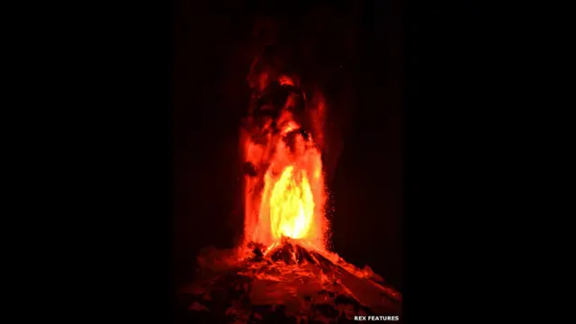 Núi lửa bắt đầu phun vào lúc 03:00 sáng giờ địa phương, tức 06:00 giờ GMT hôm mùng 3 tháng Ba.