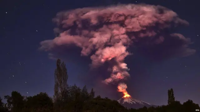 Cột khói bụi phun lên từ miệng núi lửa cao tới 1000 mét.
