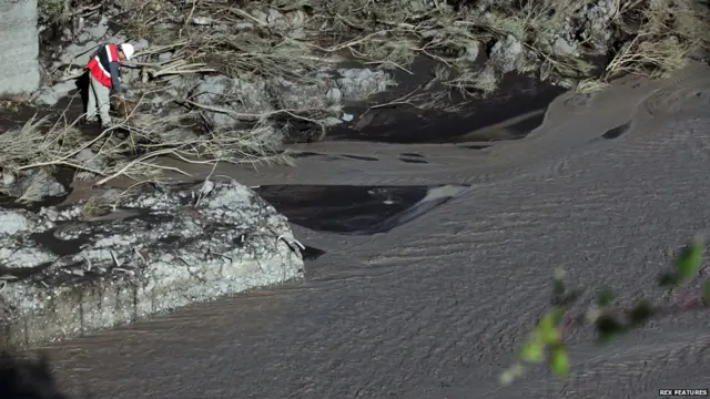 45 người đã bị kẹt do bùn đất lở tràn cuốn đi hai cây cầu nhỏ bắt qua ông Turbio, Bộ trưởng Nội vụ Rodrigo Penailillo nói.