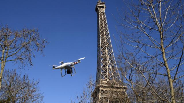 Ilustración de un dron volando cerca de la Torre Eiffel