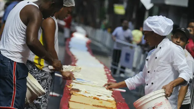 इस पूरे आयोजन की सबसे ख़ास बात रही 450 मीटर लंबा केक जो 2.2 टन आटे, 1.9 टन चीनी और 3,000 अंडों से बना.