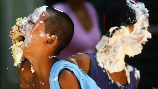 केक को तैयार करने में 12 शेफ़ों को कई दिन लगे, लेकिन चट करने में बिल्कुल समय नहीं लगा.