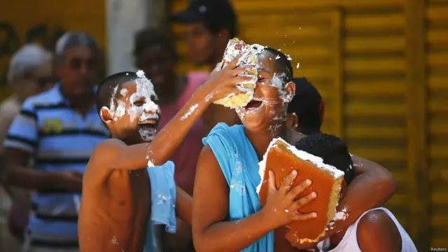बच्चे भला इस मौके पर कहां चूकने वाले थे. उन्होंने केक खाया भी और मस्ती भी की.