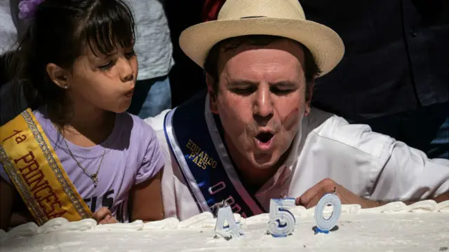 शहर के मेयर एदुआर्दो पाएस भी पार्टी में शामिल हुए और उन्होंने मोमबत्ती बुझाकर बर्थडे सेलेब्रेशन की अहम रस्म अदा की.