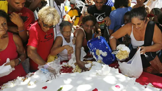 लोगों की दिलचस्पी केक में ज़्यादा थी. और इससे पहले कि यह ख़त्म हो, सब इसे लेने के लिए टूट पड़े.