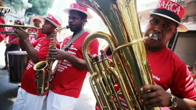 जश्न की शुरुआत उस जगह पर बंदूक़ की सलामी के साथ हुई जहां माना जाता है कि पहली बार पुर्तगालियों के पैर पड़े. इसके बाद वहां लाइव म्यूज़िक और डांस हुआ.