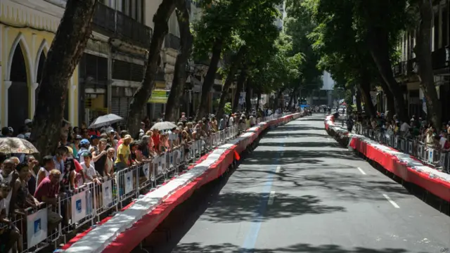 इस केक को परोसने के लिए एक लंबी टेबल भी तैयार की गई.