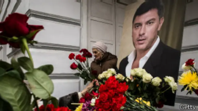 बोरिस नेम्तसोव को श्रद्धांजलि देते रूस के नागरिक