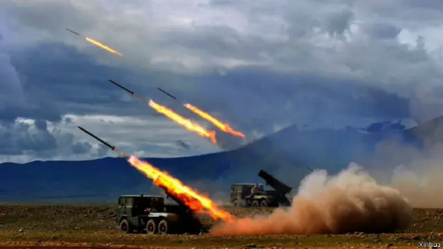 中国军队军演发射火箭