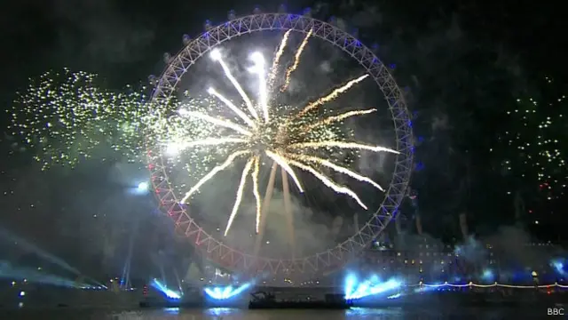 El periodista asegura que ve formas geométricas, colores difuminados y otras lumisciencias que califica como auténticos "fuegos artificiales incorporados".