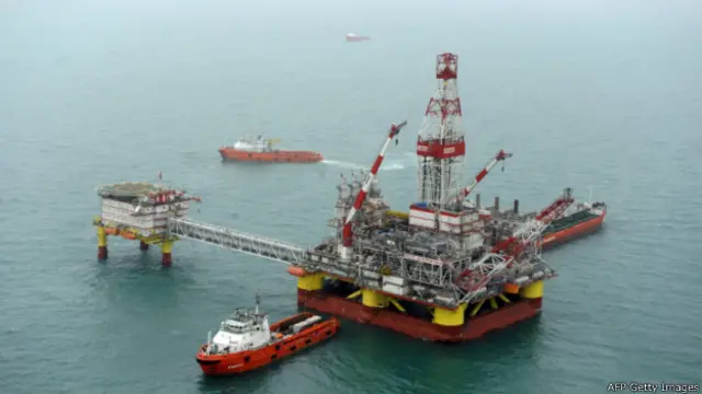 Платформа компании "Лукойл" в Каспийском море