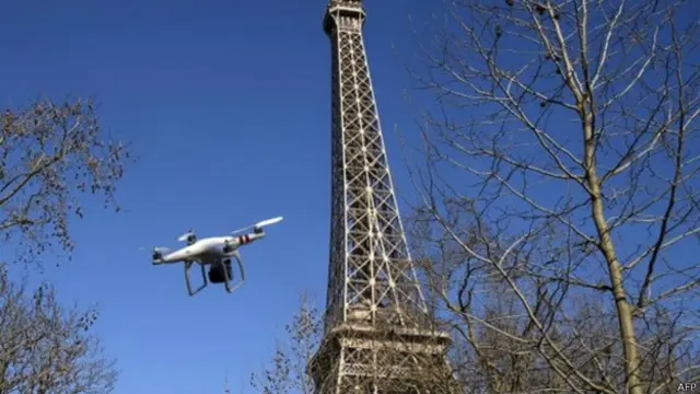 पेरिस में फिर दिखे ड्रोन