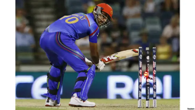 افغان بیٹسمین دولت زدران مچل سٹارک کی بال پر آؤٹ ہوئے انھوں نے کوئی رن نہیں بنایا